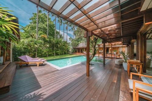 Villa Amore - Elegant 4-br Villa close to the beach - Tap to explore photos