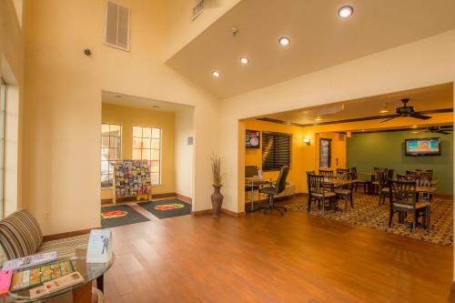 gedeelde lounge/tv-ruimte, Super 8 By Wyndham Oklahoma Airport Fairgrounds West in Suburbs