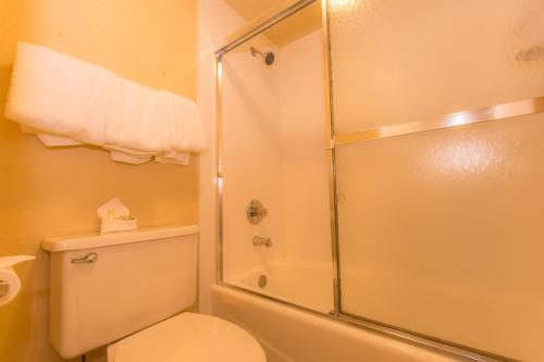 Super 8 by Wyndham Oklahoma Airport Fairgrounds West – Oklahoma City, OK