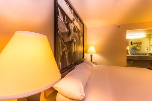 Super 8 by Wyndham Oklahoma Airport Fairgrounds West – Oklahoma City, OK