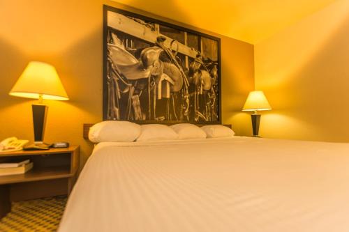 Super 8 by Wyndham Oklahoma Airport Fairgrounds West – Oklahoma City, OK