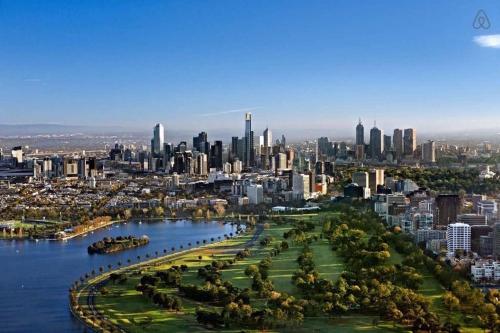 A Stylish & Central 2BR Apt Near Flinders Station