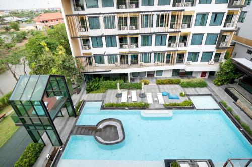 ทัศนียภาพภายนอกโรงแรม, โรงแรมคริสตัล ศรีวารี สุวรรณภูมิ (Crystal Srivaree Suvarnabhumi Hotel) near วัดศรีวารีน้อย