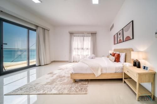 Lavish 4BR Villa with 2 Assistant Rooms, Al Dana Island, Fujairah by Deluxe Holiday Homes