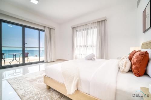 Lavish 4BR Villa with 2 Assistant Rooms, Al Dana Island, Fujairah by Deluxe Holiday Homes