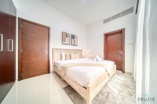 Lavish 4BR Villa with 2 Assistant Rooms, Al Dana Island, Fujairah by Deluxe Holiday Homes
