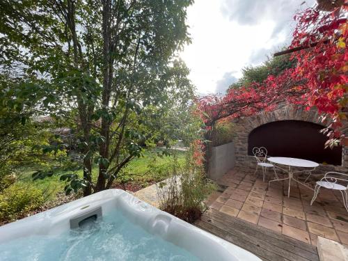 L'Amourier en Cévennes, suites romantiques avec Jacuzzi privatif ou baignoire ronde Terrazzo (L'Amourier en Cevennes, suites romantiques avec Jacuzzi privatif ou baignoire ronde Terrazzo) in Saint-Hippolyte-du-Fort