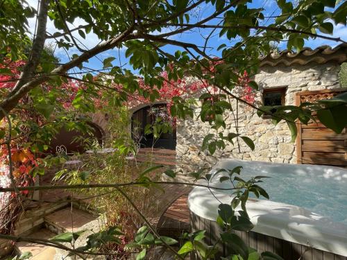 L'Amourier en Cévennes, suites romantiques avec Jacuzzi privatif ou baignoire ronde Terrazzo (L'Amourier en Cevennes, suites romantiques avec Jacuzzi privatif ou baignoire ronde Terrazzo) in Saint-Hippolyte-du-Fort