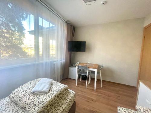 Deluxe Double or Twin Room image 6
