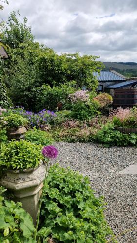 Fyne Byre Cottage - Barn Conversion with Hot Tub