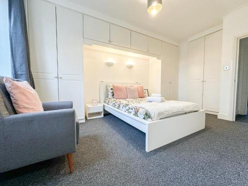 Cosy Apartments Near Hampstead Heath With Free On-Site Parking & Private Gardens, Golders Green