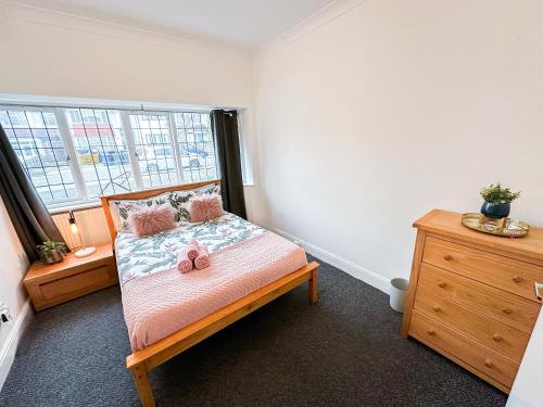 Cosy Apartments Near Hampstead Heath With Free On-Site Parking & Private Gardens, Golders Green