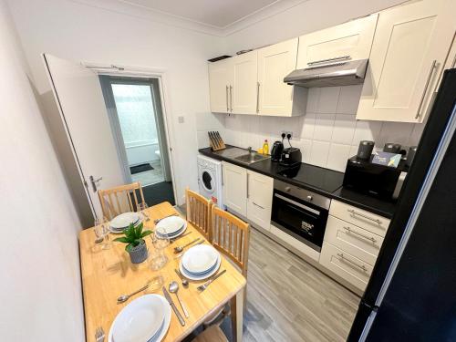 Cosy Apartments Near Hampstead Heath With Free On-Site Parking & Private Gardens, Golders Green