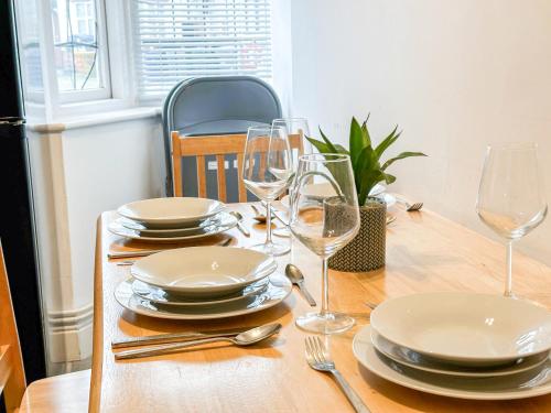 Cosy Apartments Near Hampstead Heath With Free On-Site Parking & Private Gardens, Golders Green