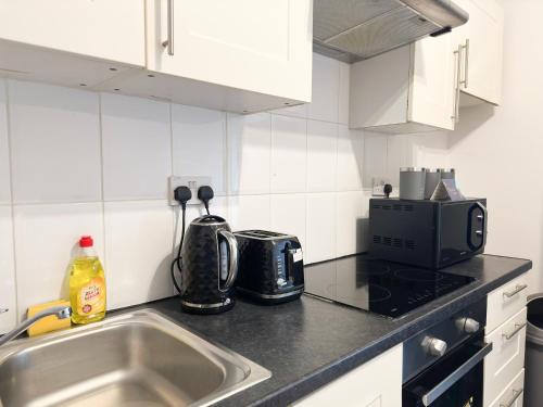 Cosy Apartments Near Hampstead Heath With Free On-Site Parking & Private Gardens, Golders Green