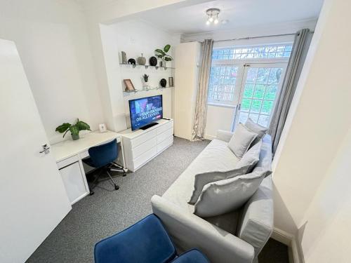 Cosy Apartments Near Hampstead Heath With Free On-Site Parking & Private Gardens, Golders Green