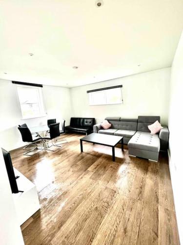 ٧ Promotion Half Price 2 Bedroom Flat In Hanwell - Apartment - London