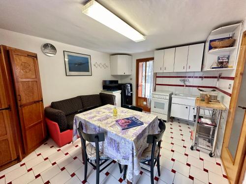 Cozy Chalet With Mountain Views in Ussin, Valtourneche, Parking in Chamois