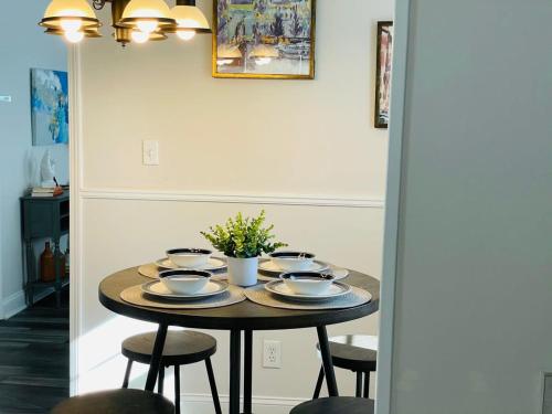 Large Renovated Cottage on East Lake Park in Birmingham, USA