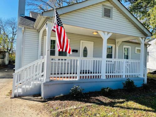 Large Renovated Cottage on East Lake Park in Birmingham, USA