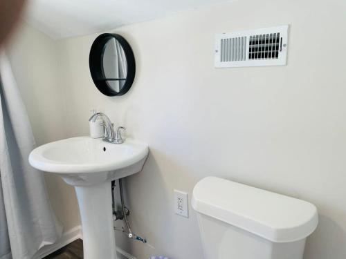 Large Renovated Cottage on East Lake Park - main image