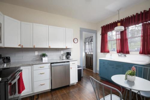 East Lake Stunner-Located at the foot of the Ruffner Mountains in Birmingham, USA