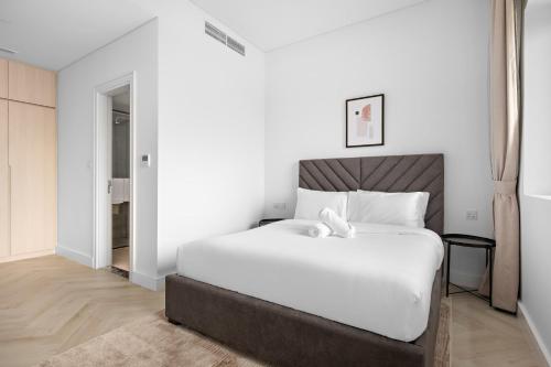 Luxurious 1-Bedroom Apart with Burj Khalifa view - image 8