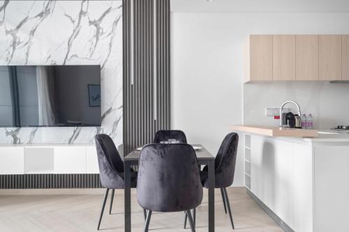 Luxurious 1-Bedroom Apart with Burj Khalifa view - image 11