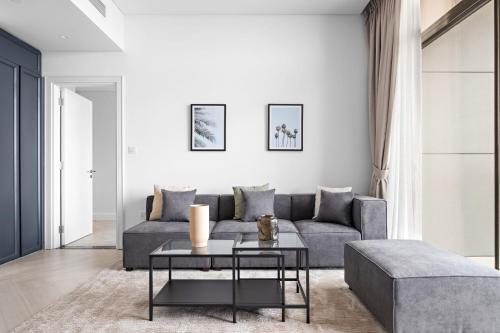 Luxurious 1-Bedroom Apart with Burj Khalifa view - image 14