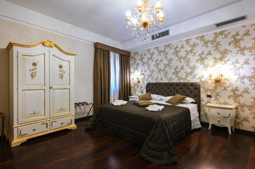 1 queen bed, 2 sofa beds