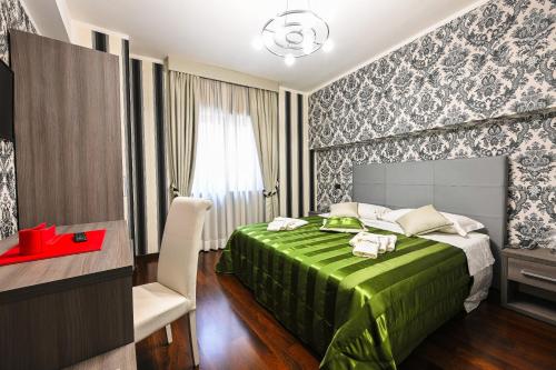 1 queen bed, 1 twin bed
