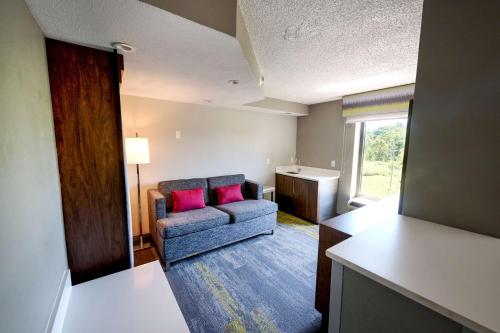 2 queen beds, 1 sofa bed
