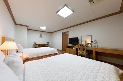 チュワンサン スパ ツーリスト ホテルスタンダードスイート 2ベッドルーム 2部屋