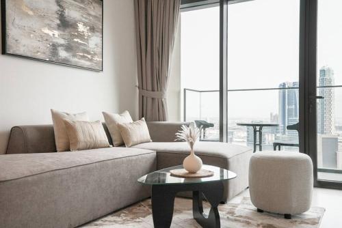 Downtown Elegance 1BR w City View in BURJ ROYALE - image 9