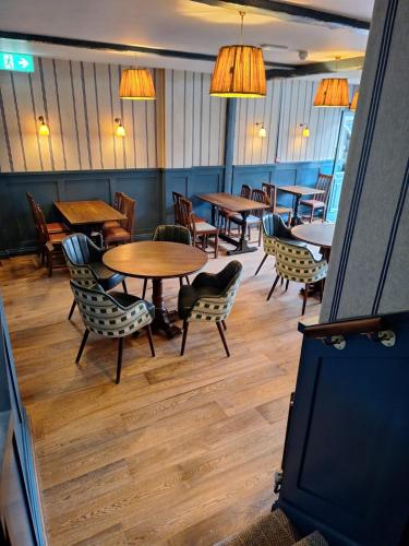 George Hotel & Granary in โฟรมี