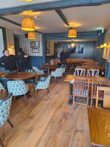 George Hotel & Granary in โฟรมี