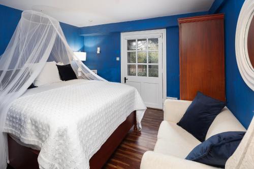 Double Room image 10