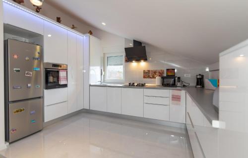virtuve, Stunning Home In Svib With House A Panoramic View in Svib
