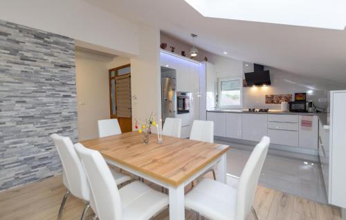 virtuve, Stunning Home In Svib With House A Panoramic View in Svib