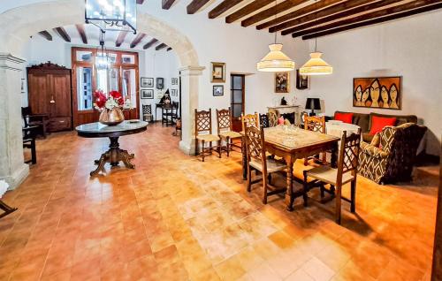 Beautiful Home In Lloseta With Kitchen