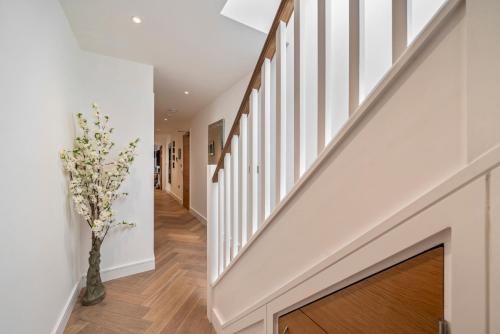 Spectacular 2-Bedroom Penthouse in Marble Arch 75 - image 11