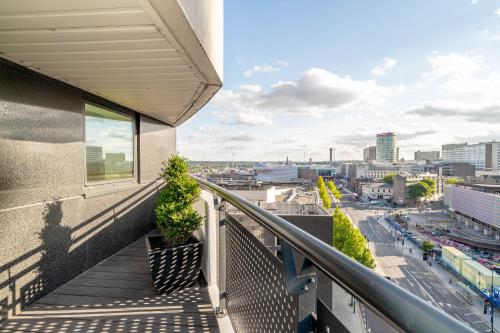 City Centre Penthouse - Large Balcony - 2 Bedroom - Secure Parking 1001M