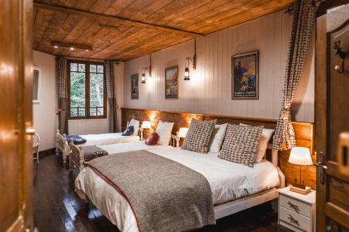 1 double bed, 2 twin beds