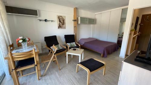 Comfortable studio near the beaches - Tap to explore photos