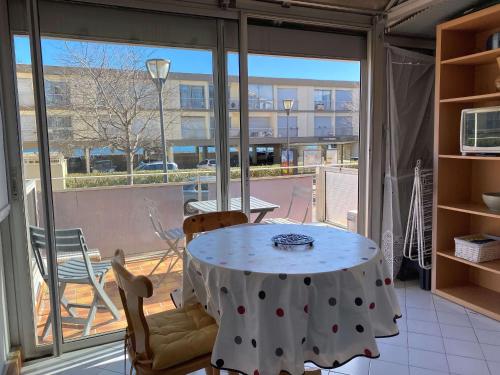 Charmant T1 avec Terrasse, Véranda et Climatisation à Balaruc-les-Bains, Exposé Sud, 2 Étoiles (Charmant T1 avec Terrasse, Veranda et Climatisation a Balaruc-les-Bains, Expose Sud, 2 Etoiles) in Balaruc-les-Bains