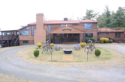 Bent Mountain Lodge - Accommodation - Roanoke