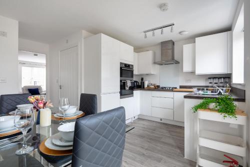 NEW Luton 3 Bedroom house, Contractors & families, Sleeps 7 with Free Parking & WIFI
