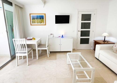  1 Bedroom Apartment Second Line Beach- Parque Marbella Building in Marbella