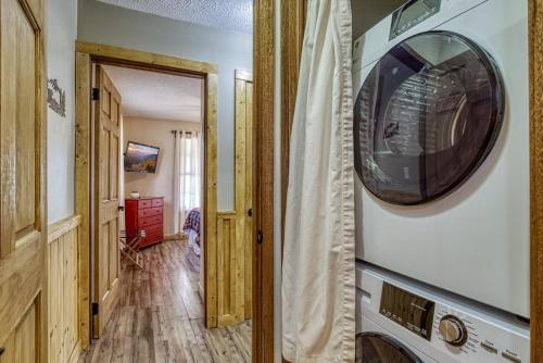 Alpine Retreat - Hot Tub Arcade Cozy Cabin Retreat in the Smokies - image 9