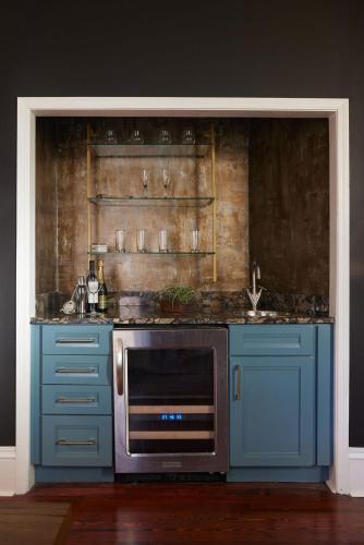 Large historical home w/ fire pit, chef kitchen. in Memphis, USA